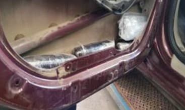 Una vez que han desmontado la puerta, los criminales 
<b>ocultan en los rincones paquetes de drogas</b>.