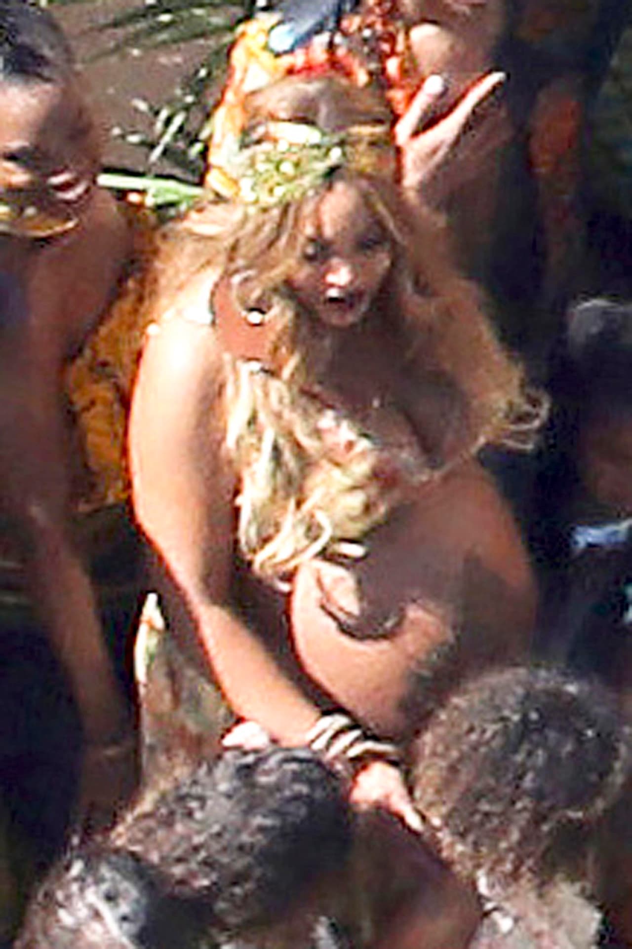 Ella complemento su atuendo con un outfit estilo tribal que la hizo lucir aún más bella.