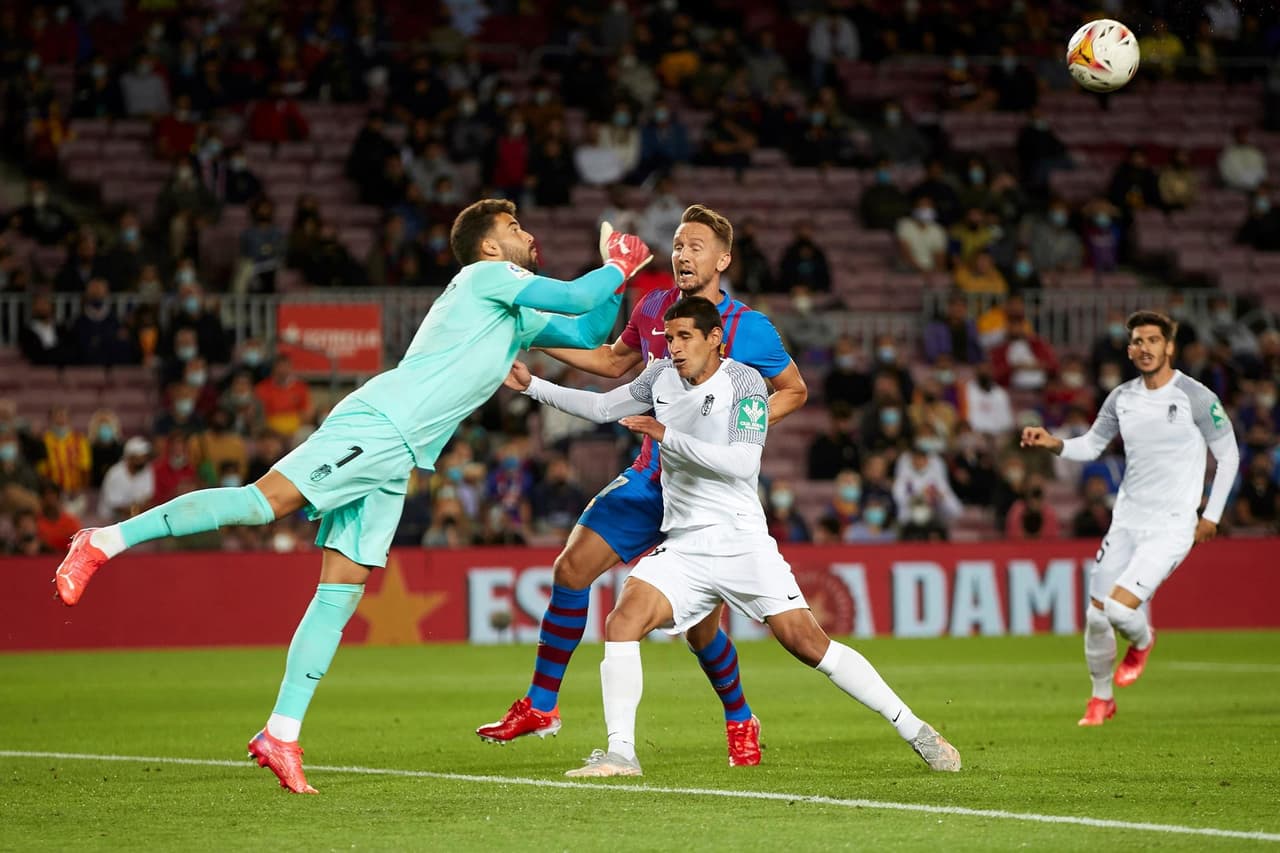 El Barcelona de Koeman perdía por temprana anotación del Granada por parte de Domingos Duarte al minuto 2’. Durante el partido agónico, la escuadra culé logró salvar el empate hasta los 90 minutos gracias al gol de Ronald Araújo, dejando el marcador 1-1 en la J5 de La Liga.