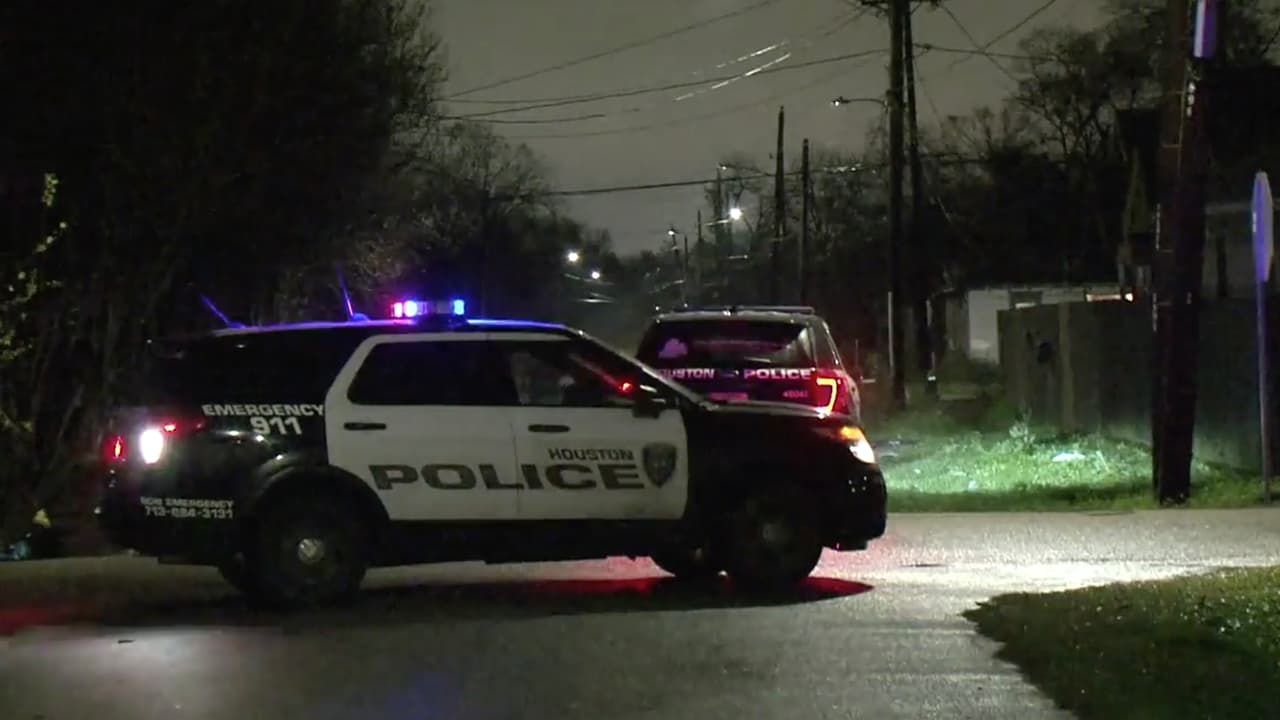 Se presume que un sospechoso intentaba robar una casa y fue herido por el dueño 