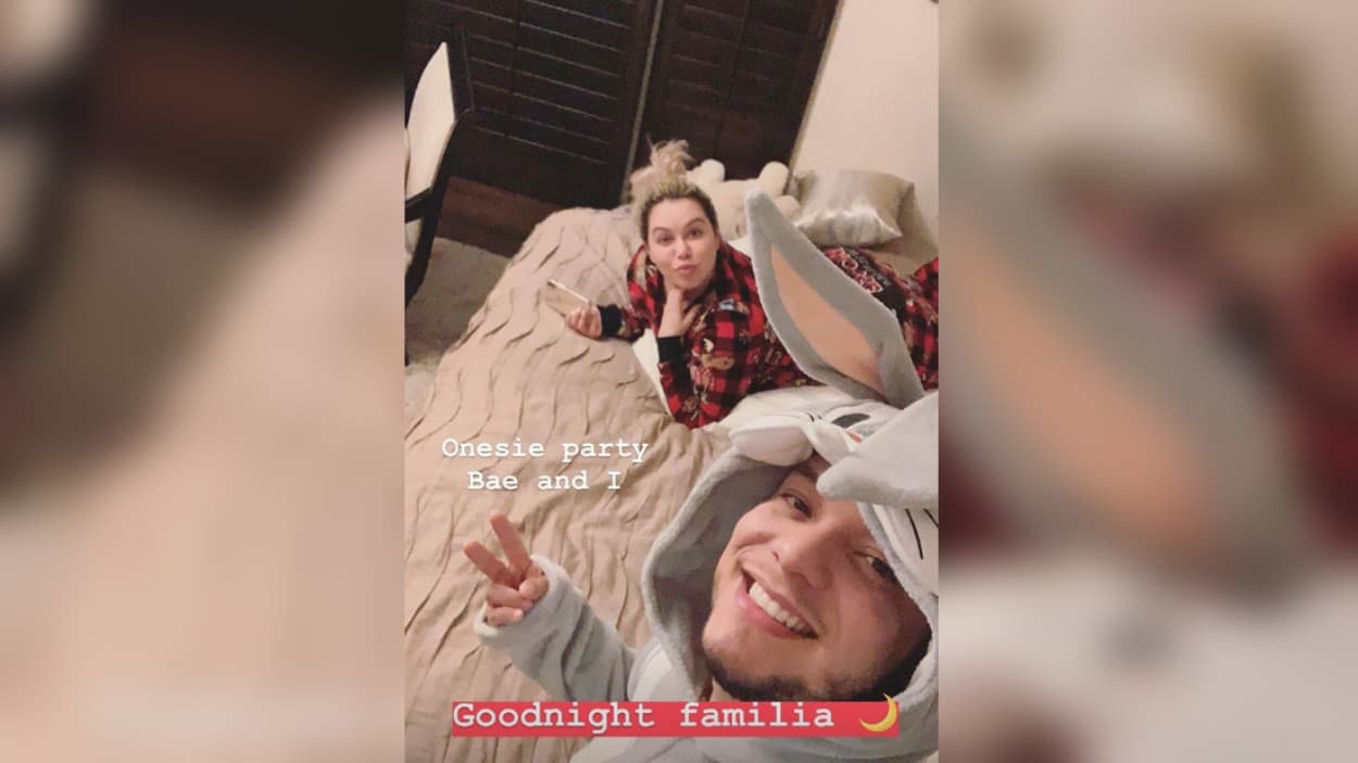 Poco le import贸 a Lorenzo M茅ndez lo que los 'haters' pudieran opinar de su mameluco. Comparti贸 las fotos y su alegr铆a por la celebraci贸n especial junto a la mujer con
<b><a href="https://www.univision.com/shows/el-gordo-y-la-flaca/lorenzo-mendez-revela-nuevos-detalles-de-su-proxima-boda-con-chiquis-rivera-video">la que anticipa casarse el pr贸ximo a帽o</a></b>.