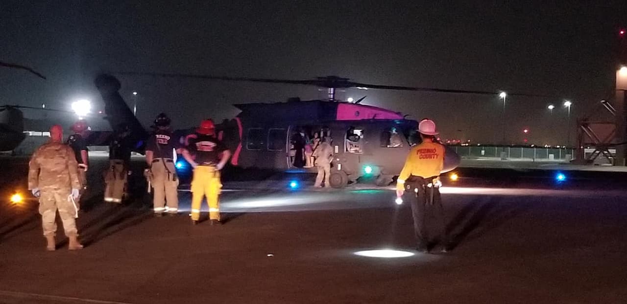 De acuerdo a la Guardia Nacional, los rescatistas realizaron tres viajes desde el embalse Mamoth Pool con los turistas.