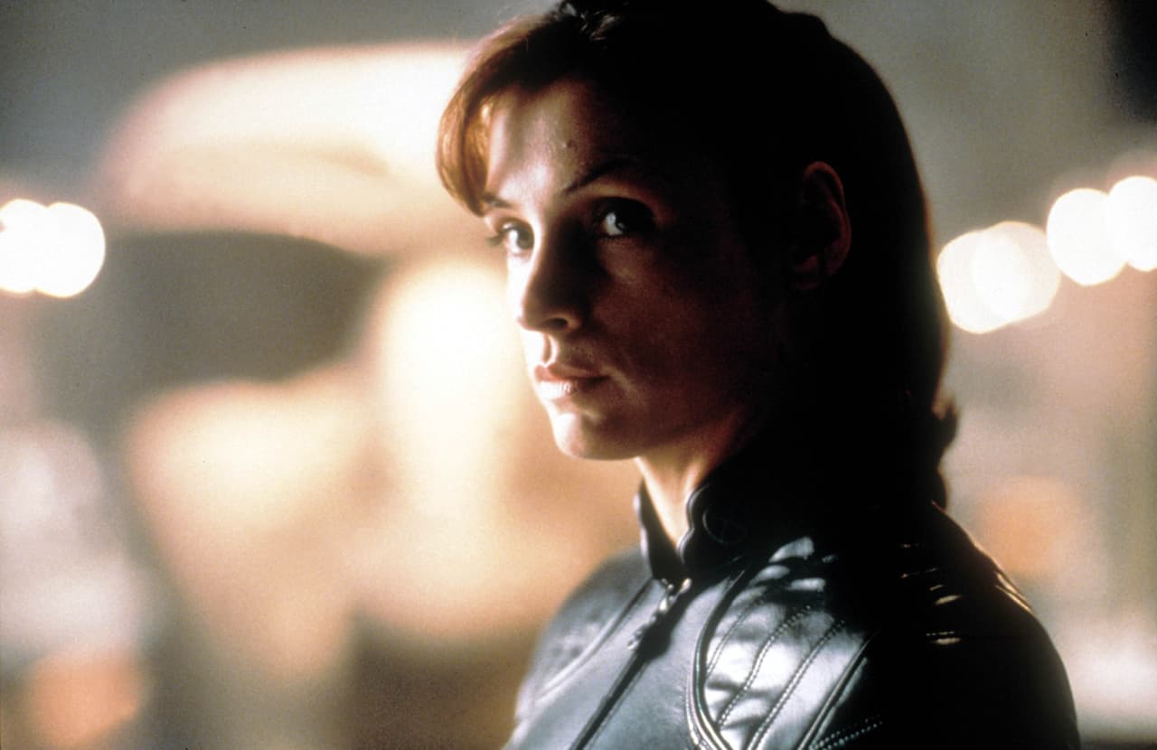 <b>Famke Janssen</b>
<br>Jean Grey es la mutante con poderes telepáticos y telequinéticos que tiene escondida la fuerza Fénix. Como Logan está enamorado de ella, tras su fallecimiento en la tercera película hace apariciones en las cintas de Wolverine como recuerdos o alucinaciones.