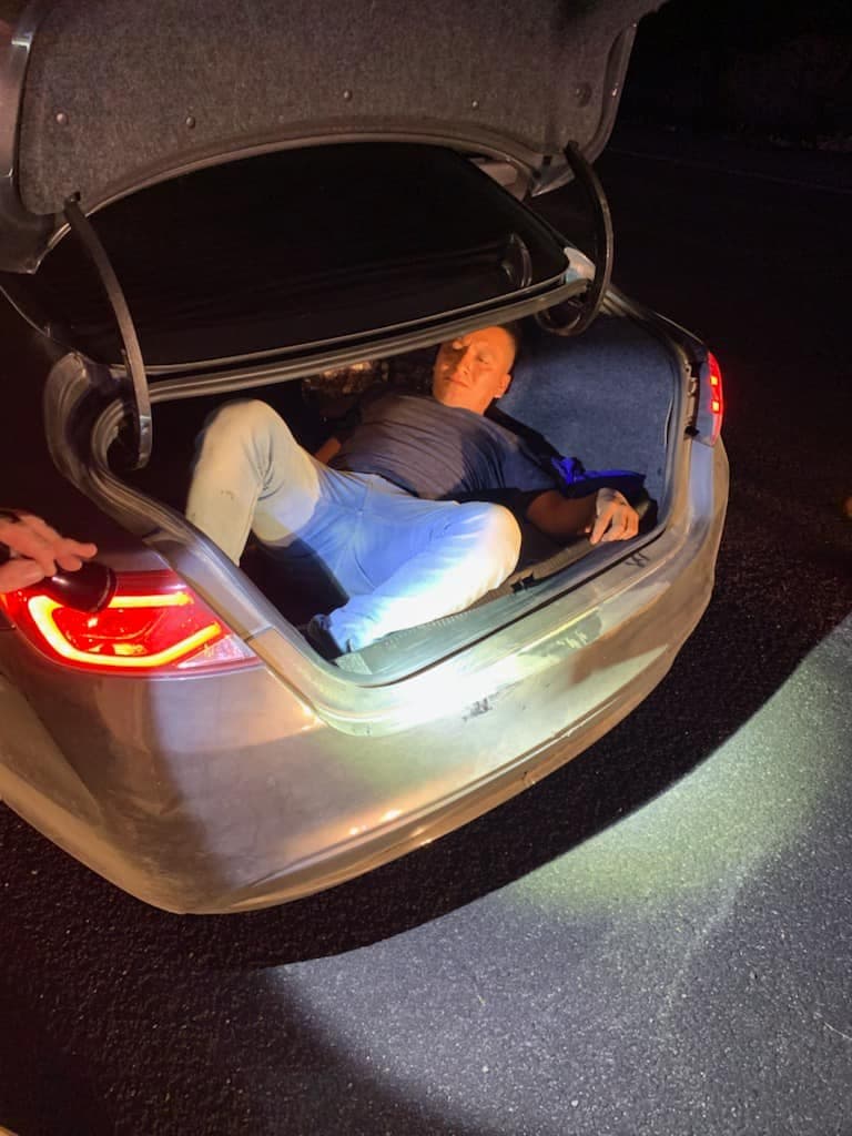 Después de una breve persecución, el vehículo se detuvo en la autopista 92 y Kings Ranch y se encontraron cuatro inmigrantes indocumentados en el vehículo. Todos los sujetos fueron entregados a la Patrulla Fronteriza para su procesamiento.