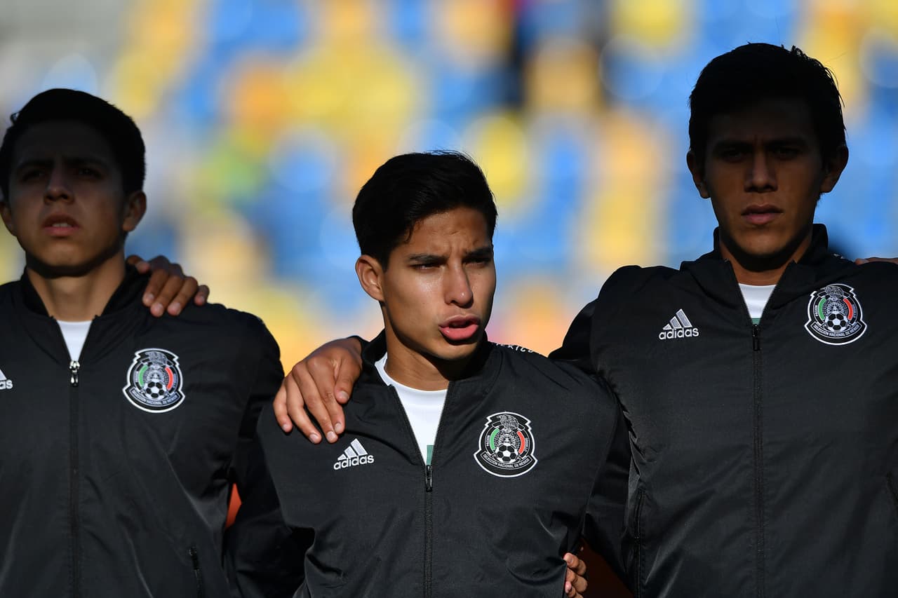 En el campo, el Tri volvía a encomendarse a lo que pudiese generar Diego Lainez desde el mediocampo y José Juan Macías.