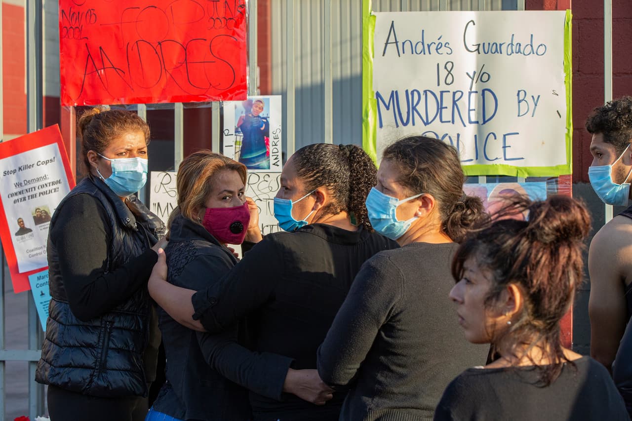 La madre de Guardado pregunta por qué le dispararon a su hijo seis veces por la espalda. Sin embargo, Alex Villanueva asegura que hay que esperar el informe forense para determinar exactamente dónde la víctima recibió los disparos.