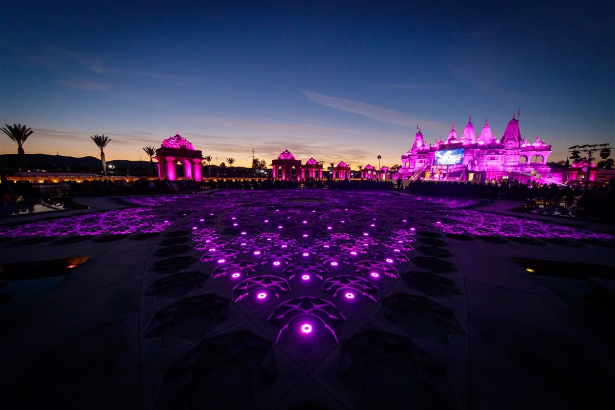 Antes de ingresar al Mandir debes quitarte los zapatos. Encontrarás zapateros en la entrada.