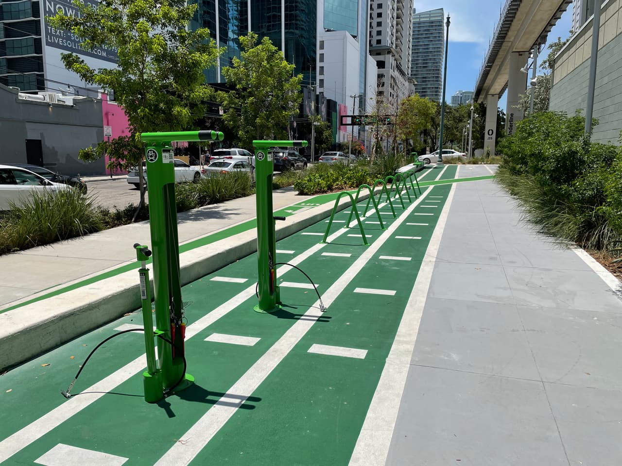 La misión de 
<a href="https://www.theunderline.org/2018/04/03/friends-underline-taps-south-florida-business-community-leaders-join-board-trustees/" target="_blank">Friends of The Underline</a> es encontrar alternativas de transporte, y el acceso a un ambiente más seguro para ciclistas y peatones. 
<br>