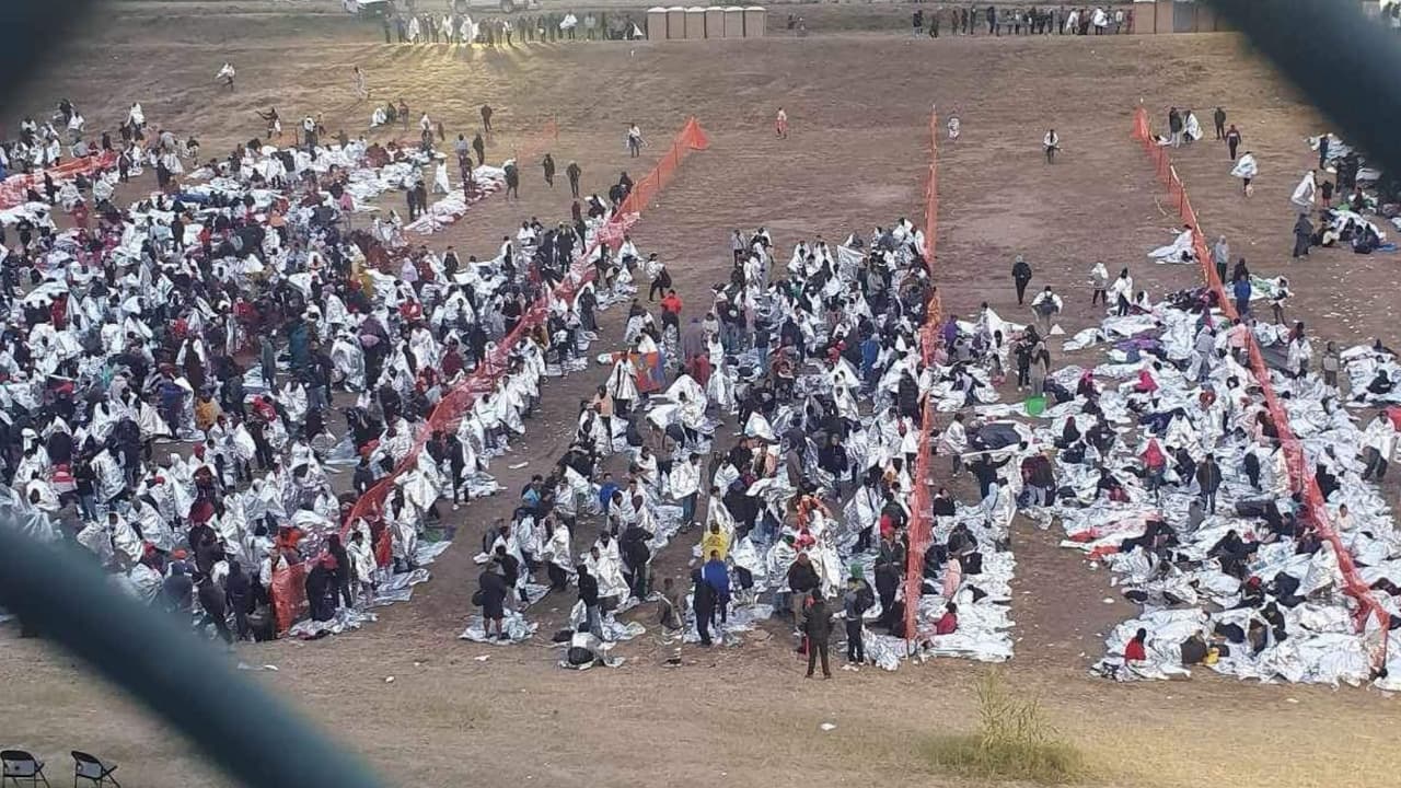 Tras pasar la noche a la intemperie y enfrentando las bajas temperaturas, miles de inmigrantes fueron captados esperando a ser procesados durante el amanecer del miércoles 20 de diciembre en la ciudad fronteriza de Eagle Pass.
<br>