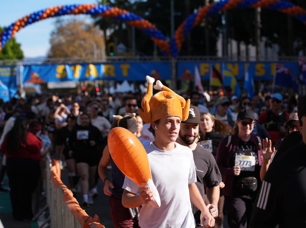 La carrera comenzó a las 6:00 am en el corazón de Downtown LA. Los participantes incluyeron corredores de todas las edades, desde niños hasta atletas experimentados. El recorrido atravesó lugares como el Walt Disney Concert Hall y el Museo de Arte Contemporáneo.