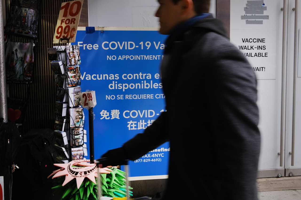 "Hasta ahora, no parece que haya un alto grado de gravedad", dijo el doctor Anthony Fauci, principal médico del país a CNN el domingo. "Pero realmente debemos tener cuidado antes de hacer cualquier determinación de que es menos grave, comparable a la delta".
<br>
