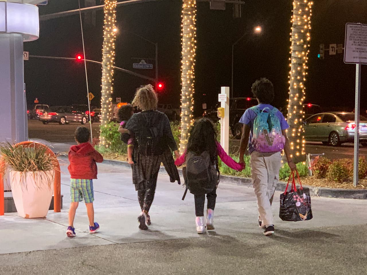 El viernes en la noche las autoridades levantaron las órdenes de evacuación para varias zonas afectadas por el incendio.