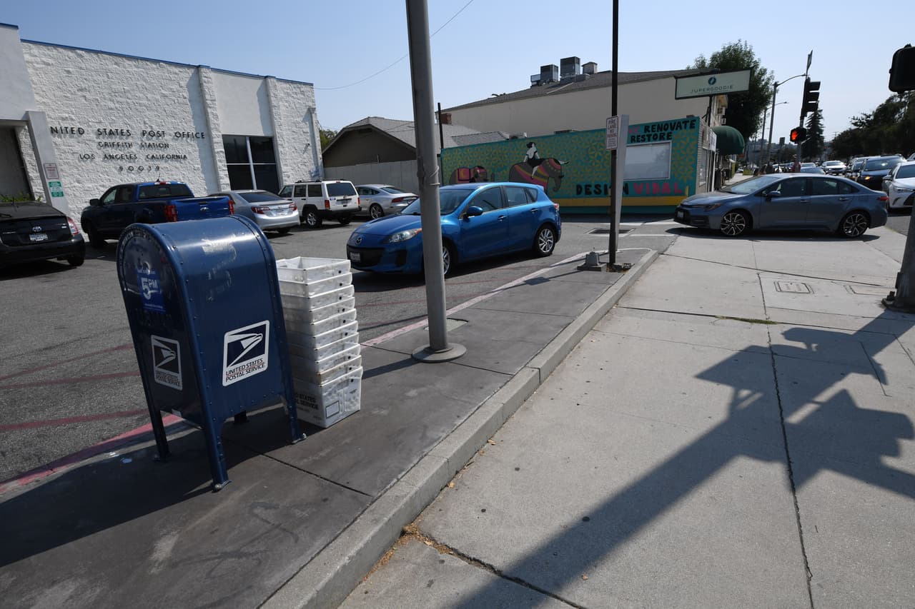 Las preocupaciones por la votación por correo, como método para evitar los contagios de coronavirus al reducir las concentraciones masivas en los sitios de votación, han crecido tras las declaraciones de Trump al voto por correo. Un empleado dijo a la cadena ABC7 que es una práctica común que los buzones ubicados afuera de las oficinas de correos estén bloqueados los días en que están cerradas, en un esfuerzo por evitar el vandalismo.
<br>