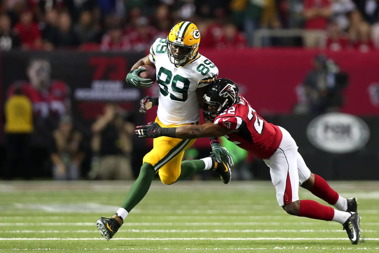 ATLANTA, GA - JANUARY 22: Jared Cook #89 of the Green Bay Packers runs after a catch in the second half against Keanu Neal #22 of the Atlanta Falcons in the NFC Championship Game at the Georgia Dome on January 22, 2017 in Atlanta, Georgia. (Photo by Tom Pennington/Getty Images)