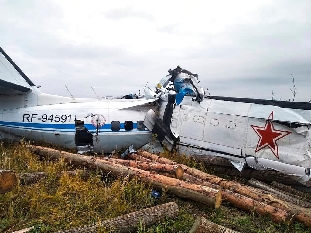 Avión que transportaba paracaidistas se estrella en Rusia y deja 16 muertos