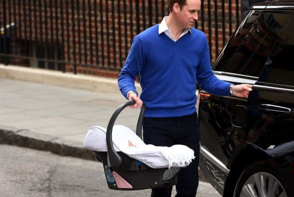 William colocó a la princesa en la parte trasera del auto.