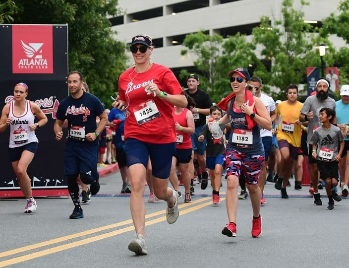 En el evento correrás por las calles que rodean Truist Park, antes de regresar al estadio para cruzar la línea de meta en el campo.