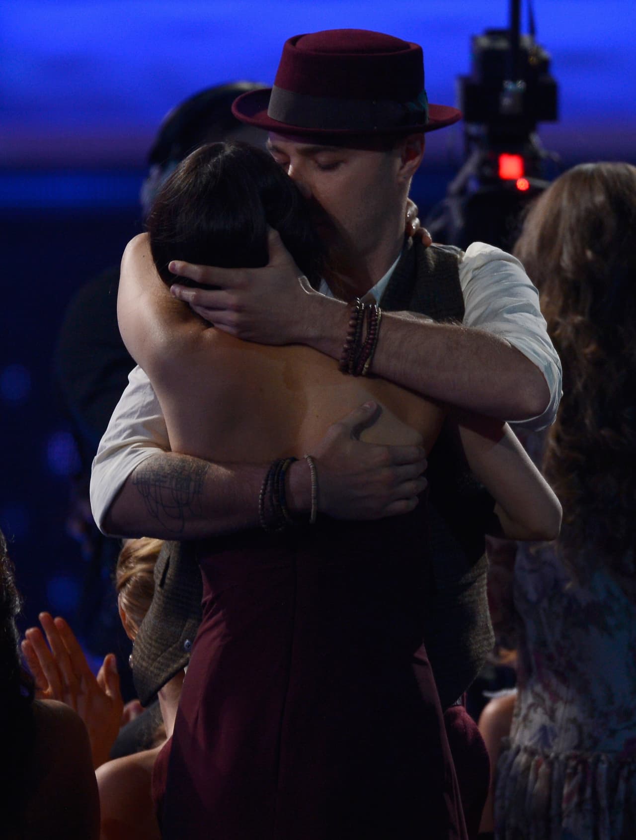 El músico Jesse Huerta, integrante de Jesse y Joy, besó apasionadamente a su esposa durante la entrega del Latin GRAMMY en 2012. Esa noche, el dúo de hermanos se llevó a casa tres de los cinco premios a los que estaban nominados, incluyendo Canción del Año por 'Corre'.