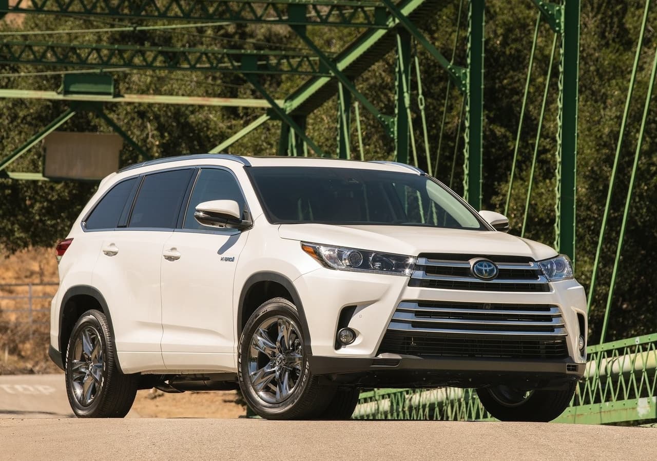 <h3 class="cms-H3-H3"><b>23 - Toyota Highlander</b></h3>
<br>
<br>
<b>Compañías de alquiler:</b> -0.8%
<br>
<b>Concesionarios virtuales:</b> +2.2%
<br>
<b>Concesionarios tradicionales: </b>-0.2%
<br>
<br>
<b>Lugar con el mejor precio:</b> compañías de alquiler