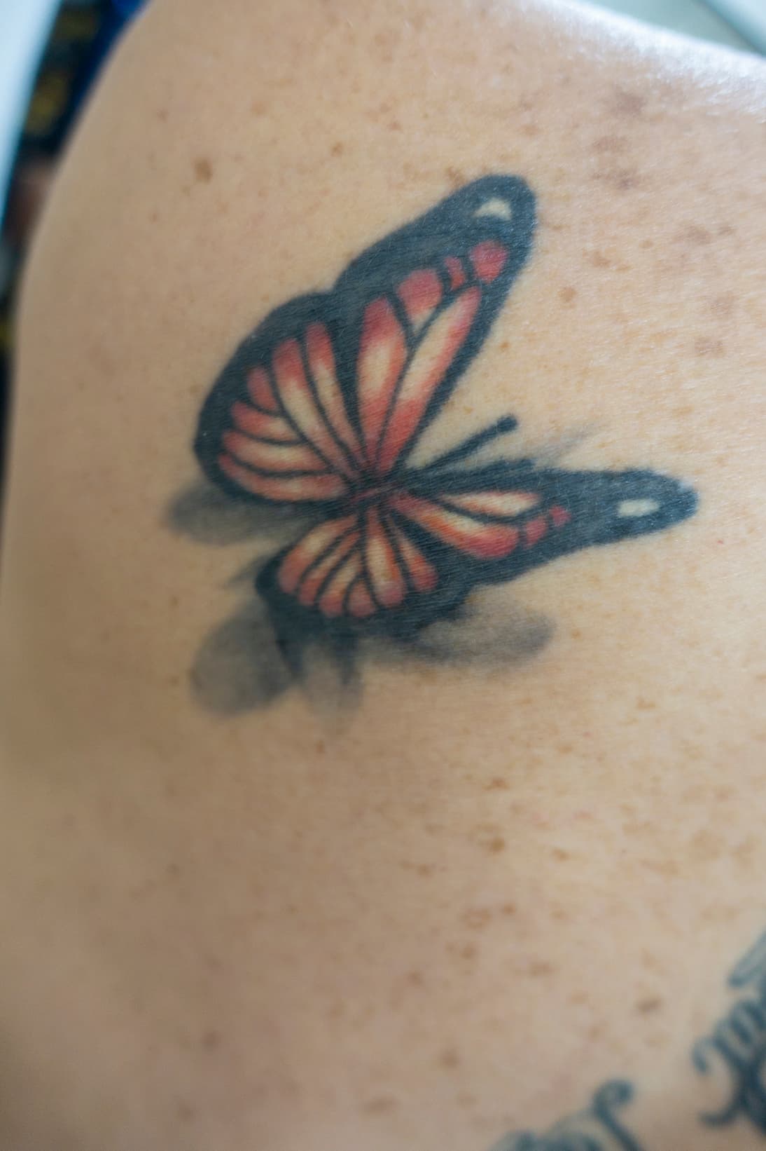 Lola tiene más de 20 tatuajes, dice que perdió la cuenta en el 25. Relata que su primer tatuaje se lo puso en la espalda "nada más para joder a mi madre. Tenía 20 años, era súper anarquista y lo que quería era molestarla, porque ella odiaba todo eso. Yo pensé: '¿qué puedo hacer para que me deje de hablar?', y dije: 'me voy a tatuar'". Dice que se tatuó en Tepito (uno de los barrios más peligrosos de Ciudad de México) y que logró su cometido pues su madre se enojó y le dejó de hablar.