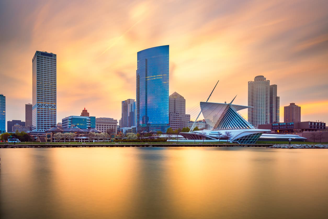 <b>En Milwaukee, Wisconsin</b>
<br>
<br>🔘 El ingreso medio en esta ciudad es de $43,125 al año.
<br>🔘 El ingreso que se recomienda tener para poseer una casa es de $62,539.12
<br>🔘 El ingreso que se recomienda tener si vas a alquilar una vivienda es de $62,755.12