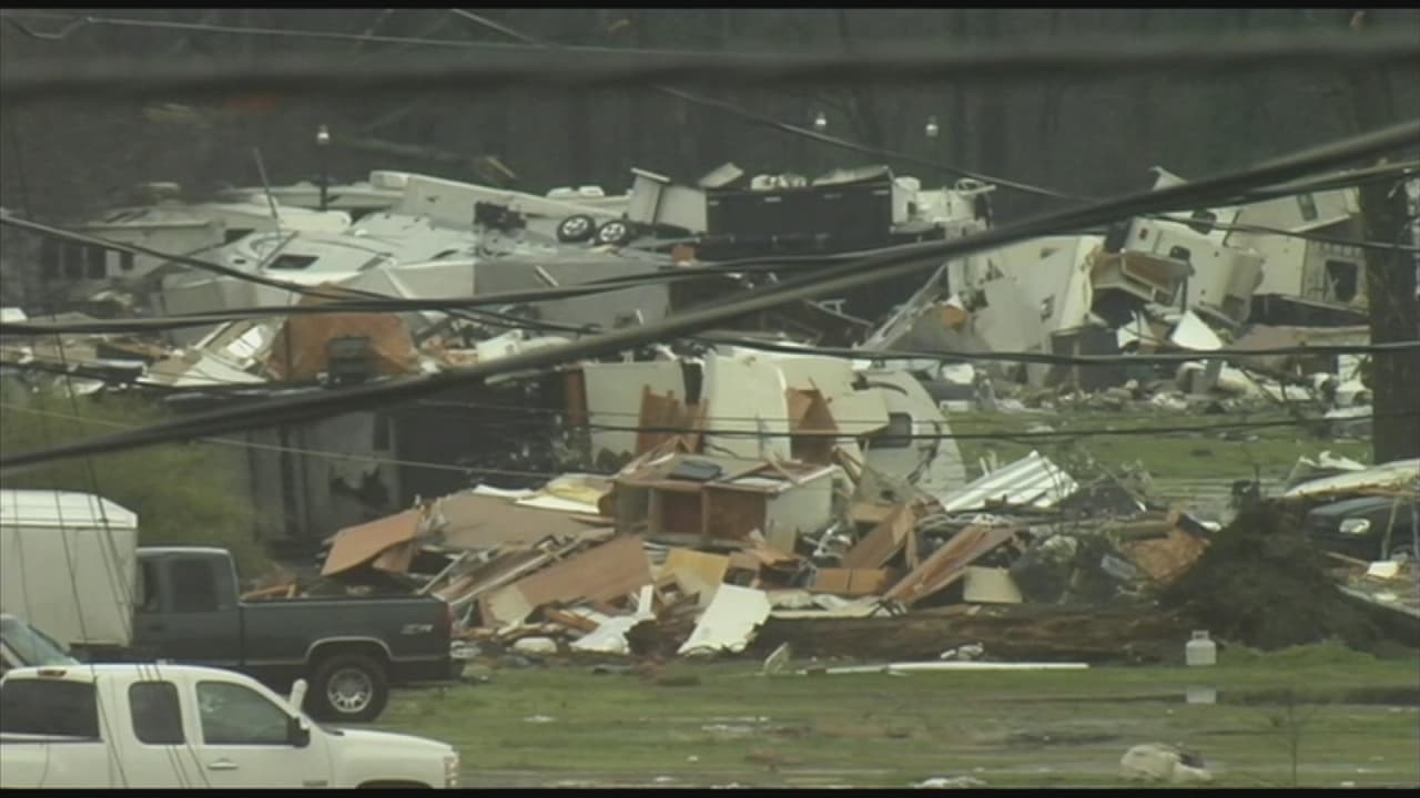 Tormentas y tornados dejan al menos tres muertos en el sur 