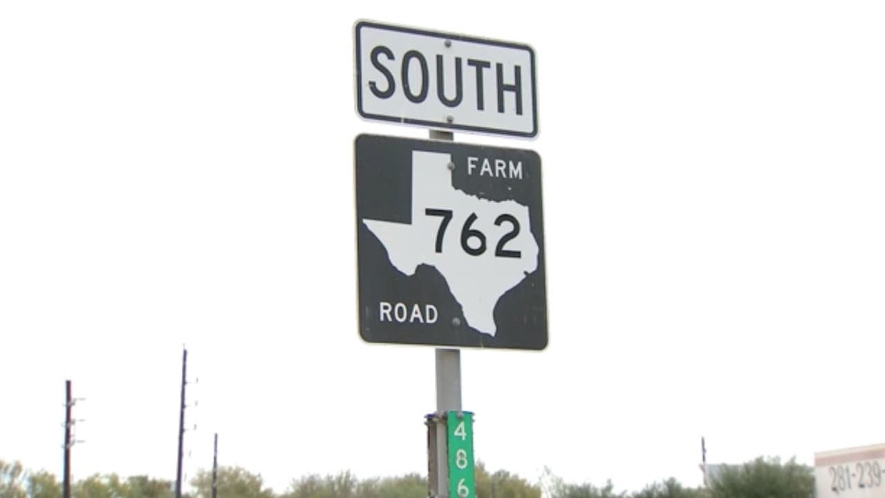 Alrededor de la 1:55 am, el Departamento de Policía de Sugarland localizó el vehículo en su jurisdicción y comenzó la persecución que duró más de 45 minutos y terminó en la cuadra 4700 de FM 762 cerca de Benton Road, después de que la policía le ponchara las llantas al automóvil del sospechoso utilizando tiras de púas.