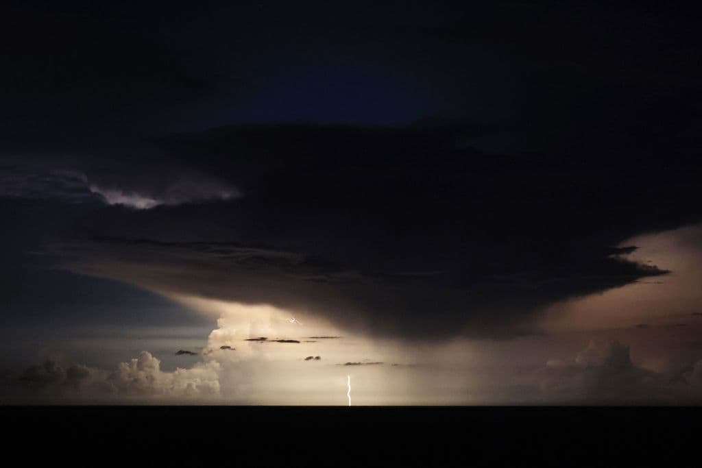 Una fotografía de archivo tomada desde la ciudad de Niza en la riviera francesa muestra relámpagos en una tormenta supercélula sobre el mar Mediterráneo en agosto de 2022.
