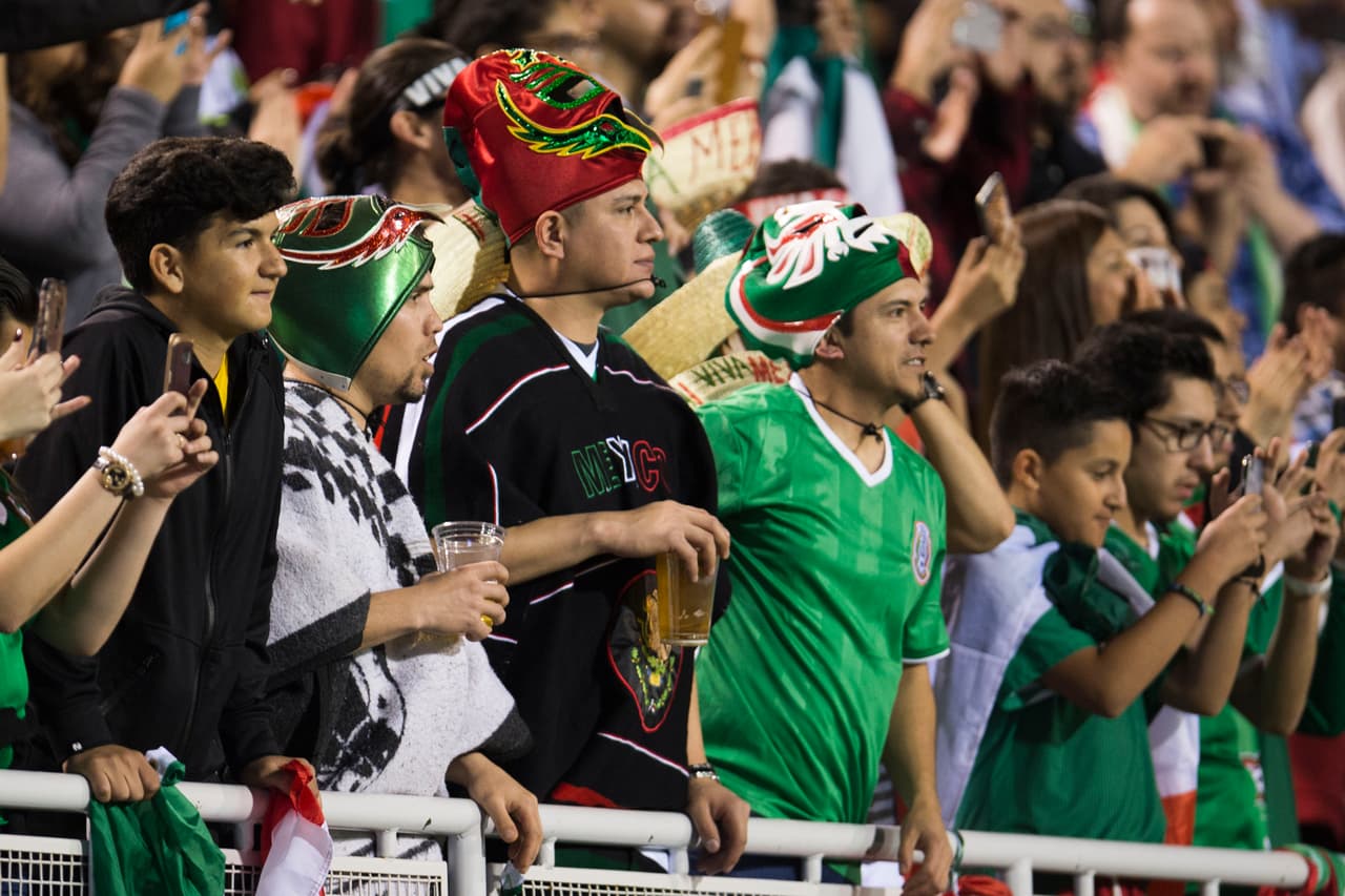 Los fanáticos mexicanos prendieron la fiesta en Las Vegas en medio del amistoso contra Islandia. Disfraces, colorido, amigos, familias, bellas mujeres y hasta música fueron parte del colorido de los presentes. Las máscaras no podían faltar.