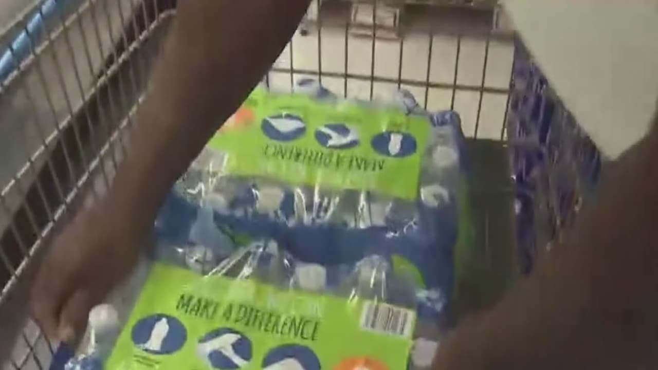 Residentes de la Florida se preparan para la posible llegada del huracán Dorian