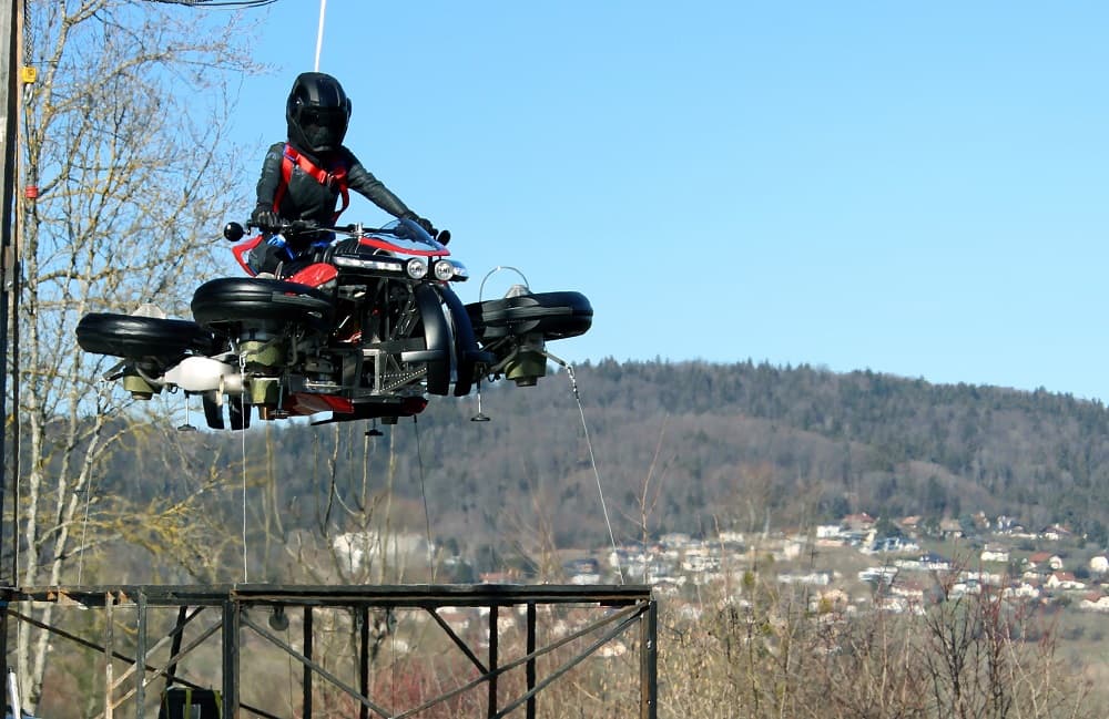 ¿Puede una moto abandonar el asfalto y seguir su camino por el aire? Parece un proyecto de ciencia ficción que podría acabar con los atascos en las grandes ciudades, pero es la apuesta de una empresa francesa que acaba de presentar la Lazareth 496, afirmando que es la primera motocicleta híbrida que puede rodar y volar.