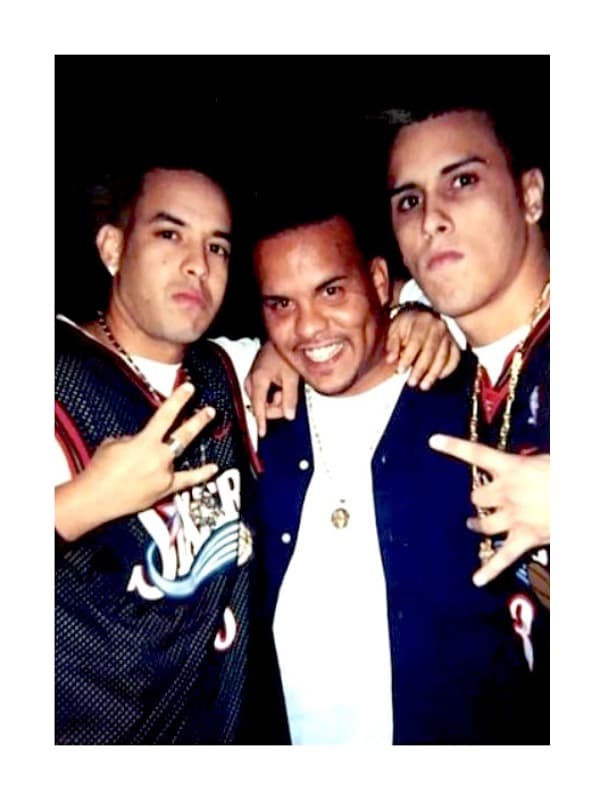 La década de los 90 fue muy significativa para el cantante, pues junto a Daddy Yankee formaron el grupo Los Cangris; juntos hicieron canciones como 'En la Cama' y 'Guayando', además de formar una gran amistad, que en 2004 se rompería por algunas diferencias.
