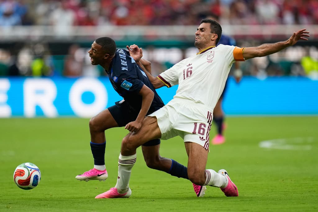 Rodri de España choca con Nicolás de la Cruz en el centro del campo. Este fue el último partido para Uruguay en el Mundial y también el último juego en la ciudad de Zapopan que se despide como sede mundialista.