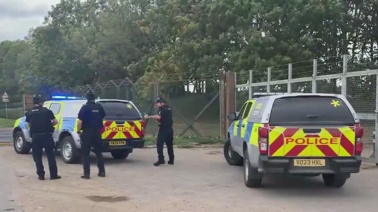Policía en Reino Unido no halla explosivos en vehículos inspeccionados cerca de base militar utilizada por EEUU