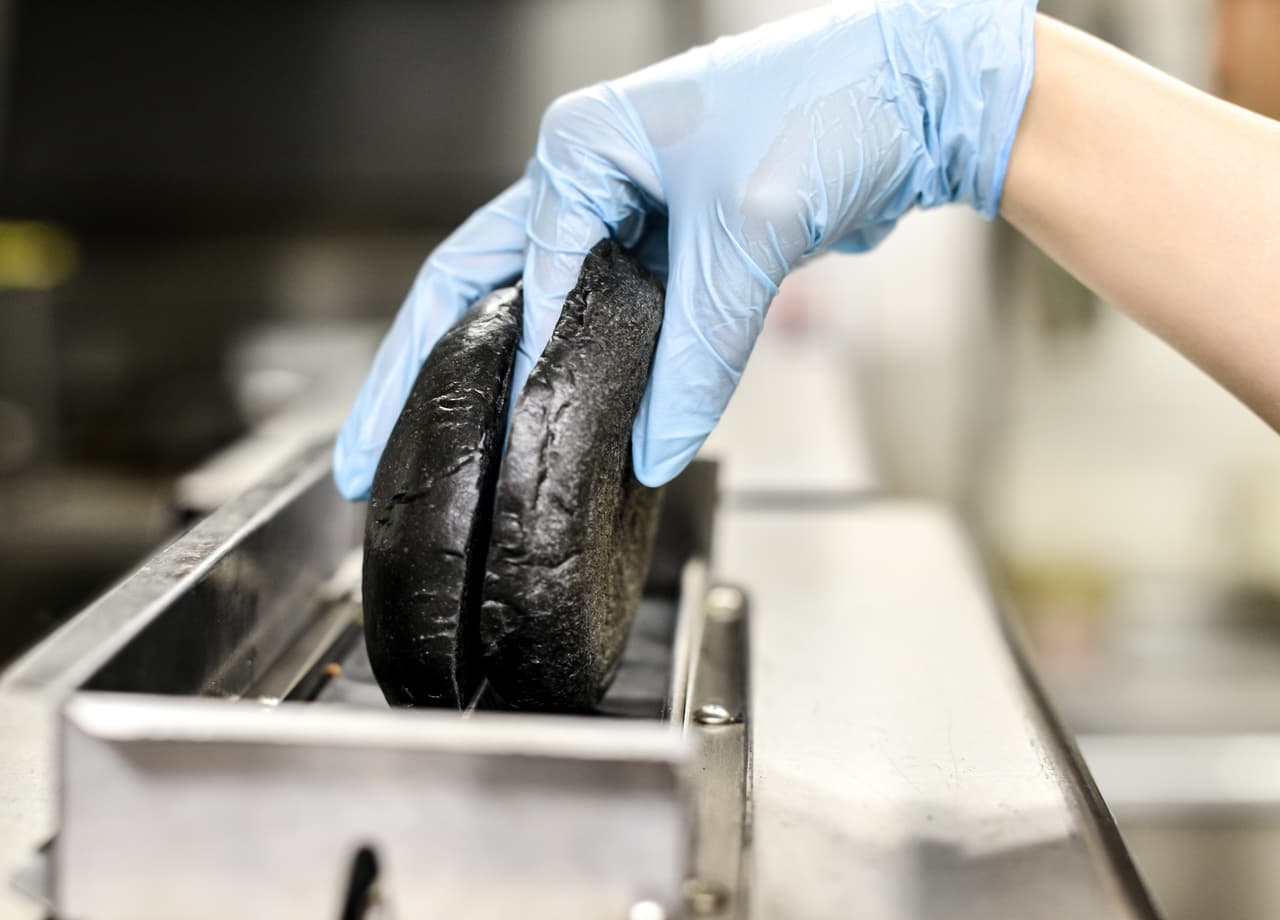 Las sumergen en dicha salsa para que adquieren un ligero sabor diferente.