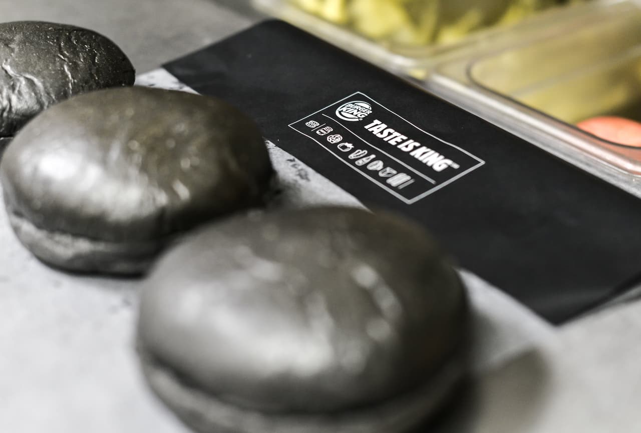 El negro conquistó las hamburguesas y llegó para quedarse.