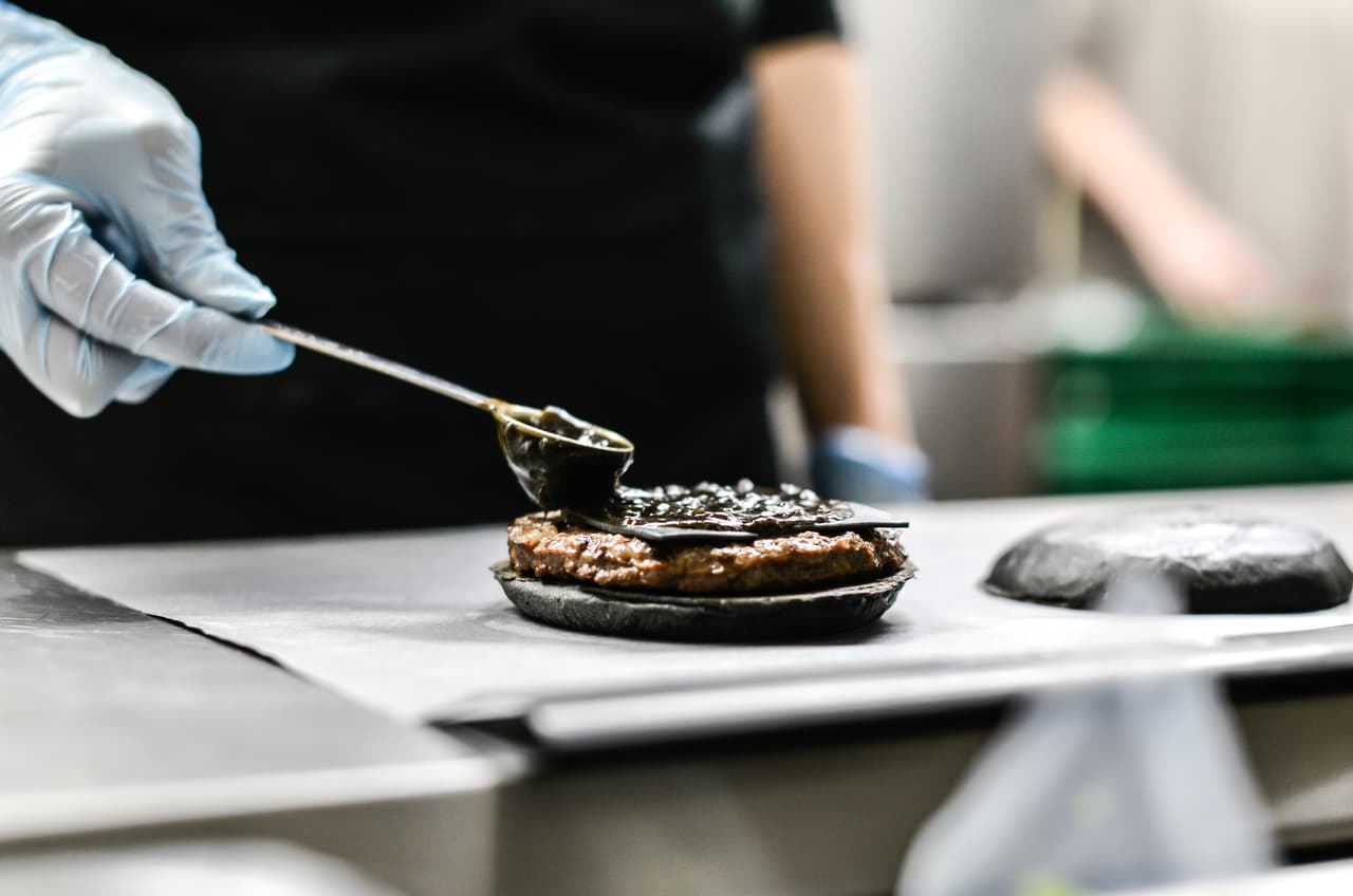 Las salsas son importantes para terminar el acabado de color y darle un delicioso sabor.