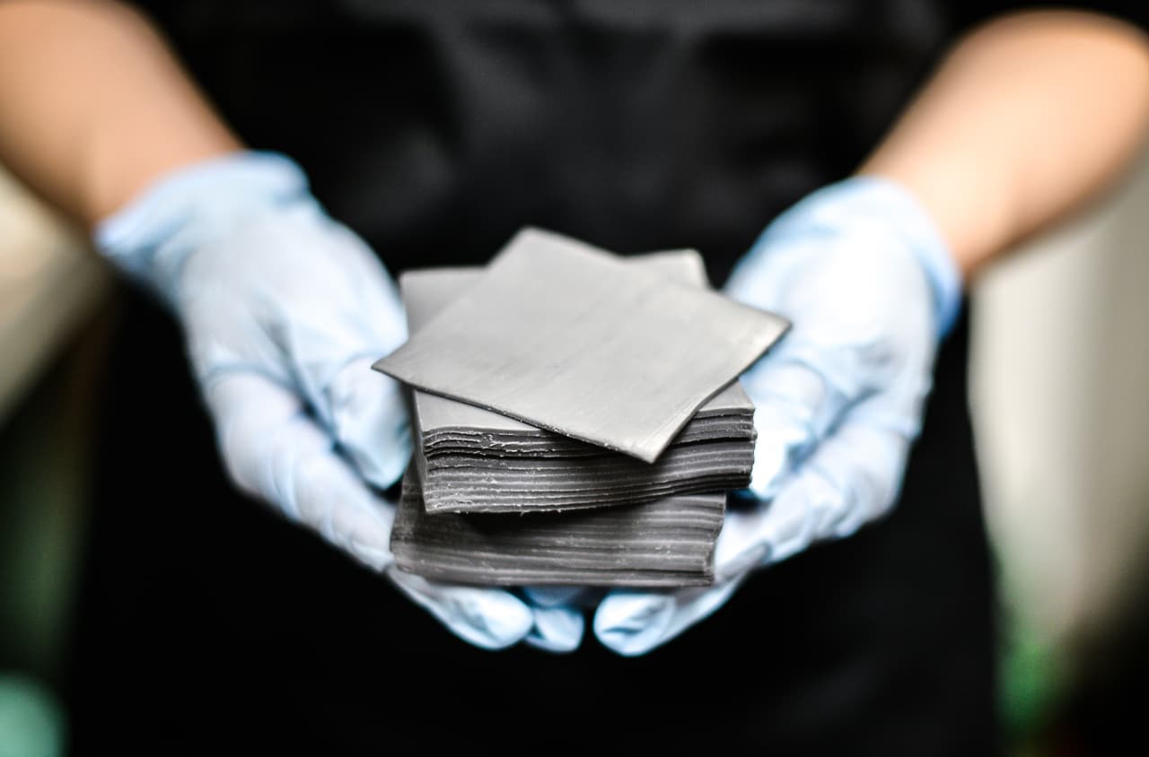 Incluso el queso ha dejado de ser amarillo, ¡y mutó en negro!