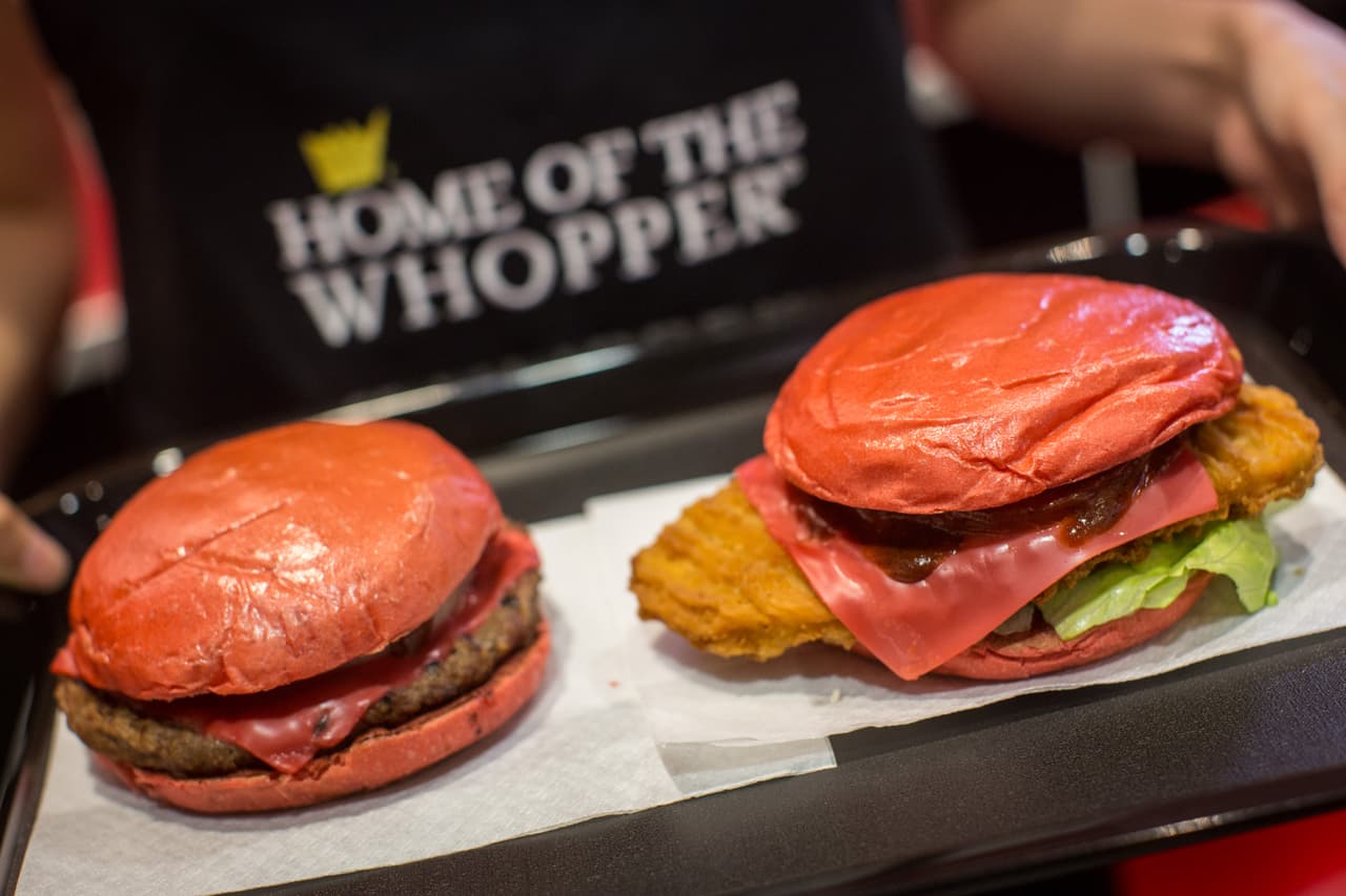 ¿Probarías esta ardiente hamburguesa?