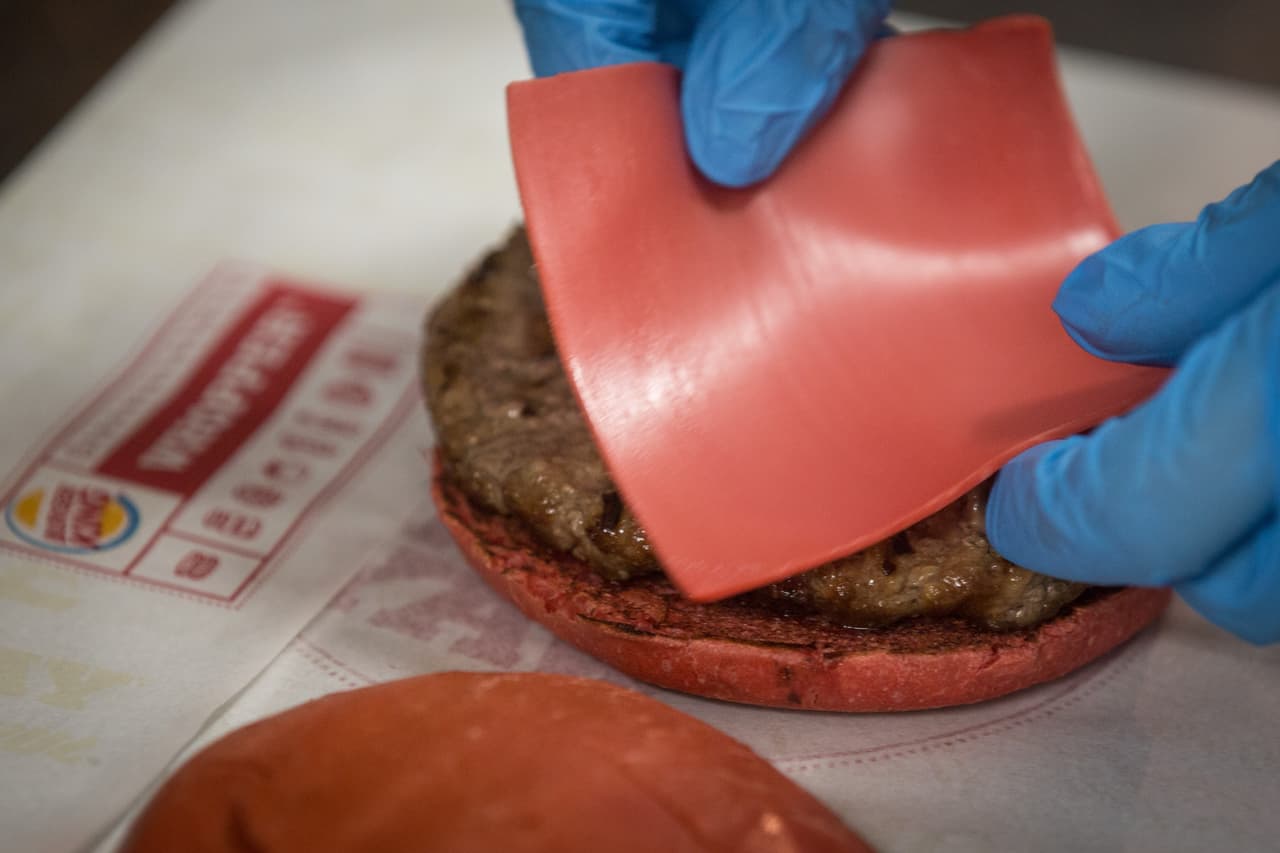 Además, está bañada en chile de árbol y miso, una pasta hecha de semillas de soja y sal marina