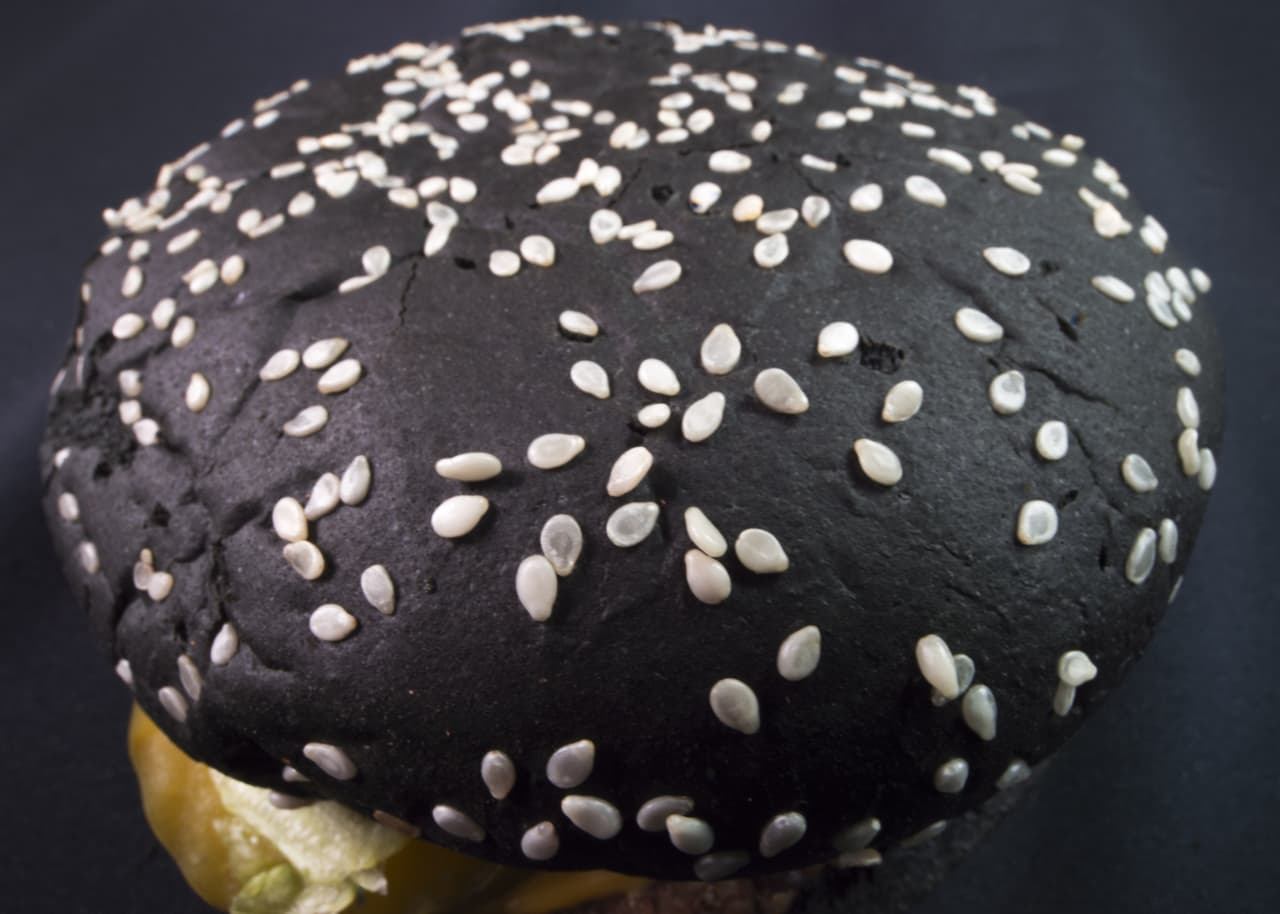 ¡Esta ‘oscura’ hamburguesa te dará maravillado!