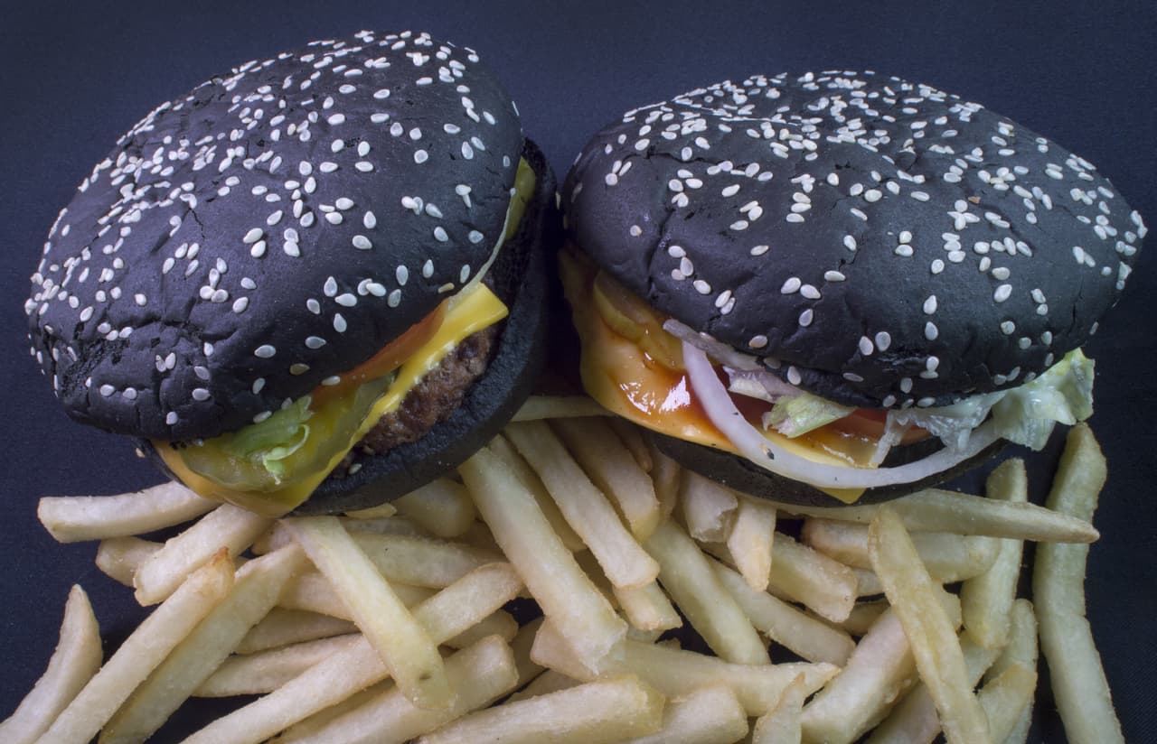¡El color negro se apoderó de las hamburguesas!