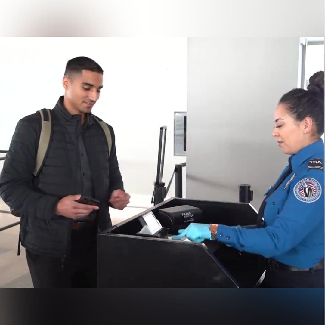 <b>¿Qué pasa si no tramito la Real ID? </b>Deberás presentar un pasaporte vigente u otro documento aprobado por el gobierno federal, como una tarjeta de residencia permanente o un permiso de trabajo a partir del 3 de mayo de 2023. Para esa fecha, las licencias de conducir de California no serán aceptadas como identificación para los fines mencionados. Otros documentos emitidos por las autoridades federales, como las Tarjetas de Residencia o 'green cards', también serán válidas para esos fines.
<br>