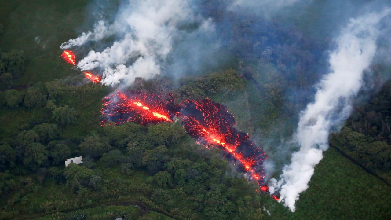 El miedo por más erupciones aumenta en Hawaii a medida que aparecen grietas en el volcán Kilauea