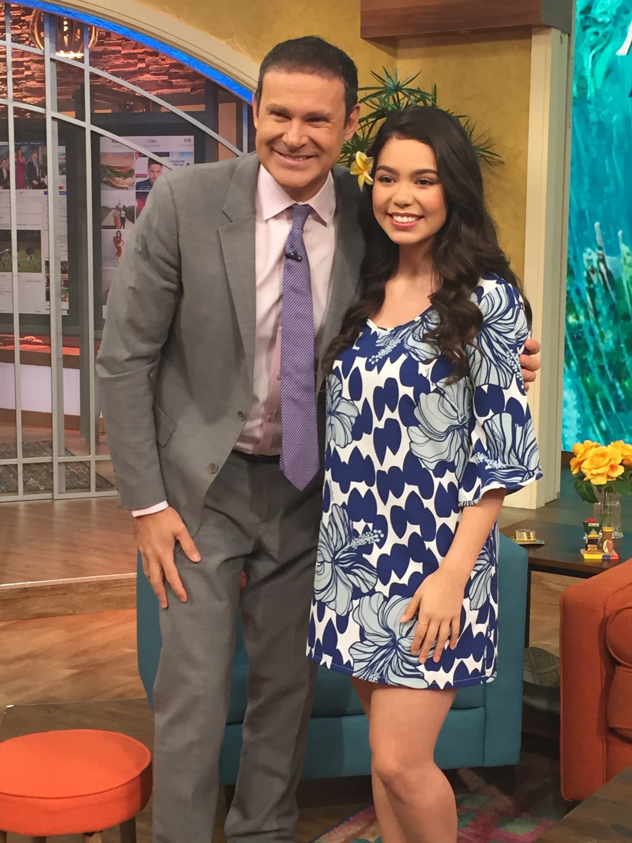 Hasta a Auli'i Cravalho, una estudiante originaria de Hawaii que fue elegida para prestar su voz a 'Moana', la nueva heroína de Disney, recibió una dosis de abrazos.