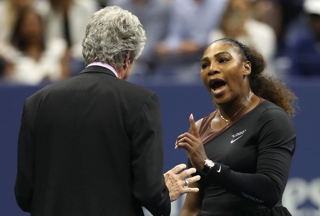 Serena Williams perdió el control con el juez de silla, e inclusive el responsable de arbitraje del torneo tuvo que hablar con ella para calmarla en el desenlace del segundo set.