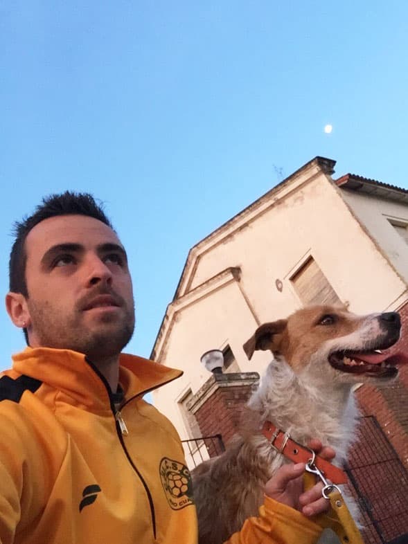 "Después de la Victoria de hoy, un lindo paseo con el hijo, solos la luna él y yo...", escribió en su cuenta oficial de Twitter.