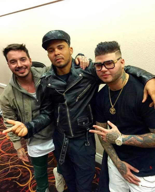 Pero tras bambalinas la fiesta continúa con este par de urbanos enamorados de la música y de la vida.