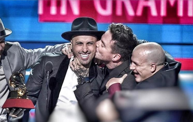 A los once años trabajaba de empacador en supermercado y fue allí donde una señora de una disquera lo descubrió y le propuso firmar. De allí sale primer álbum musical “Distinto a los Demás”.