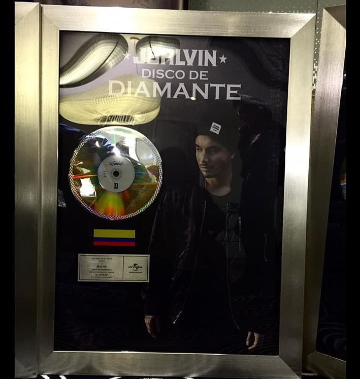 Recientemente fue galardonado como el primer artista en obtener certificación de Diamante por parte de la RIAA gracias una canción digital.